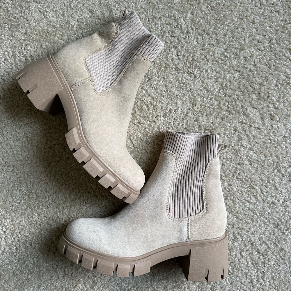 Steve Madden- Stylish Cream Ankle Boots- NEVER WORN